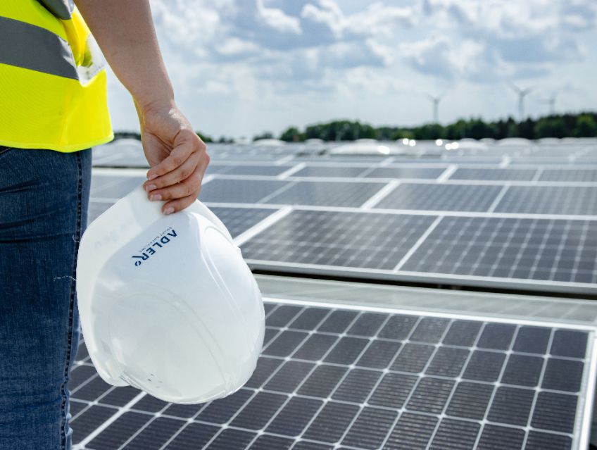 ADLER Smart Solutions, ein Full-Service Anbieter für Photovoltaik- und Ladeinfrastrukturprojekte, findet mit EMERAM einen Wachstumspartner