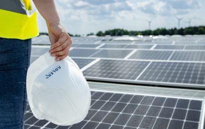 ADLER Smart Solutions, ein Full Service Anbieter für Photovoltaik und Ladeinfrastrukturprojekte, findet mit EMERAM einen Wachstumspartner